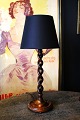 K&Co. 
præsenterer: 
Gammel 
engelsk 
bordlampe i 
mørkt udskåret 
, snoet træ med 
sort 
stoflampeskærm..
.