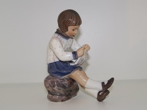 Dahl Jensen figurineGirl knitting