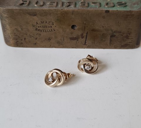 Earrings in 14 kt gold with brilliant