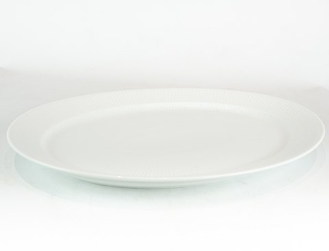 Kgl. ovalt fad hvid riflet nr.: 633 af Royal Copenhagen.
5000m2 udstilling.
