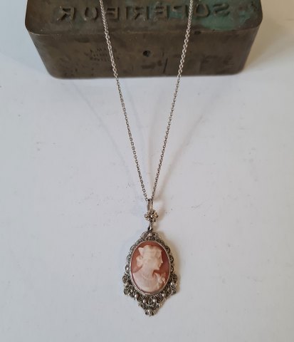 Silver necklace with came set in filigree