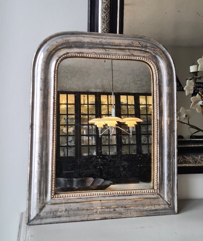 Beautiful Louis Philippe mirror in fine silver frame with pearl edge 42 x 50.5 cm.