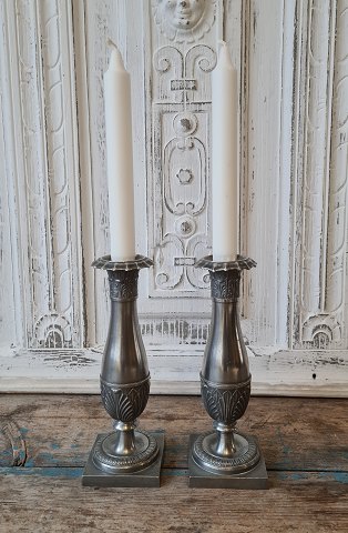 Pair of very beautiful 1800s tulip-shaped pewter candlesticks, decorated with acanthus leaves