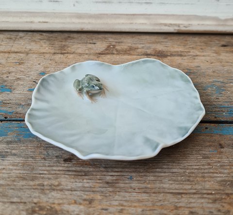 Royal Copenhagen, Bowl - frog on water lily leavesNo. 2477