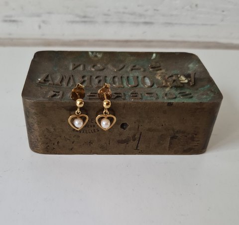 Hermann Siersbøl vintage ear studs in 8 kt gold, in the shape of heart with pearl