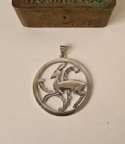 Vintage pendant in silver decorated with motif of a deer