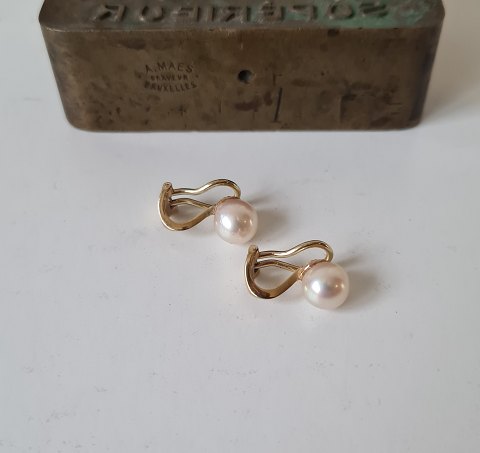 Vintage Akoya pearl ear clip in 14 kt gold