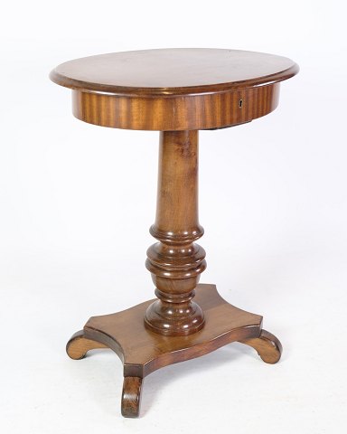 Oval sewing table / lamp table on pillar with mahogany sewing room from around the 1890s.Great condition