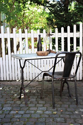 Gammelt fransk bistro / cafébord med sort støbejern og zink plade...