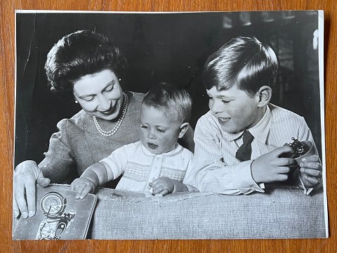 Photographer Lisa Sheridan - born 1894, died 1966 (Studio Lisa): Black and white photo of Queen Elizabeth II of England with her sons Prince Andrew and Prince Edward in 1965.