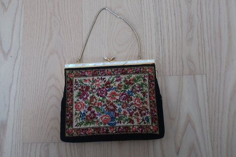 Vintage / Retro:Schöne alte HandtäschchenGestickt (aber, so wie wir es anschaut, doch nict handgestickt)Schöne Schliesung und eine kleine KetteUm 1950