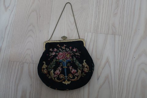 Vintage:Schöne alte HandtäschchenHandgesticktSchöne Schliesung und eine kleine KetteUm 1930-1945