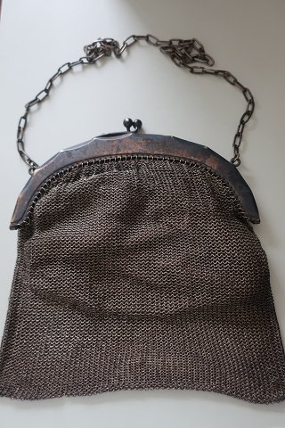 Handmade bag made of metal threadsThis beautiful old handmade bag, from about 1the mittle of 1800-years, is handmade The shape is with a beautiful closing at the top made of brass and with a chain for holdPlease enjoy the beautiful shape of the bras