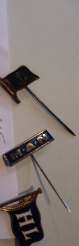 For the collectors:3 old badgesIs possible to buy as total or one only-item In a good condition