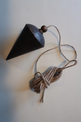 An old plumb bob made of ironWas among others used by the bricklayingAbout 1950L: um 6,5cmIn a good condition