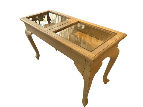 Smuk bordvitrine / display-kabinet / glasvitrine med cabriole-formede ben, kr. 1500, lys / cremefarvet med guldkanter omkring glasset