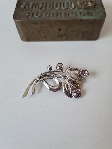Vintage brooch in silver with purple stone