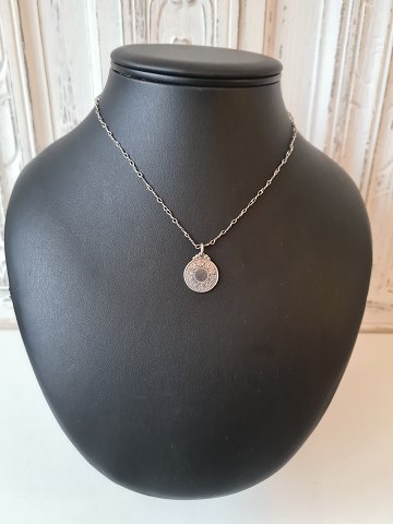 Necklace in silver with pendant decorated with trefoils on one side and the Lord