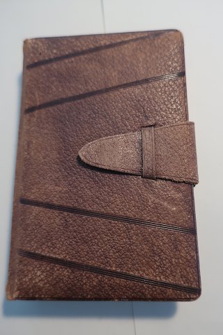 Gammelt, mindre fotoalbumMateriale: SkindH: 15cmB: 10,5cmTykkelse: 3cm