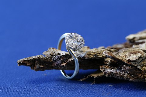 Gold ring for women in 14 carat gold, with clear stones. Size 56.