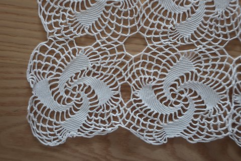 An old table centre /mat Made by hand36cm x 36cmIn a very good condition