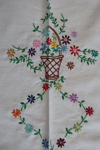 Gammel dug
Håndbroderet med  farvet broderi
Ca. 160cm x 93cm
