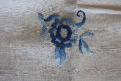 Gammel dugHåndbroderet med  farvet broderiCa. 137cm x 117cmPasser smukt til Blå blomst-stellet eller mussdelmalet