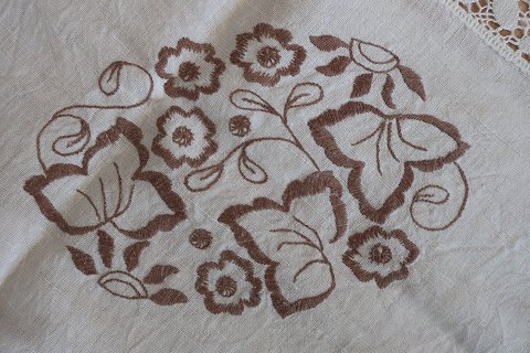 Gammel dugHåndbroderet med  farvet broderiCa. 100cm x 98cm