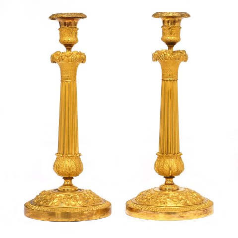 Ein Paar feuervergoldete Bronzenleuchter. 
Frankreich um 1810-20. H: 31cm