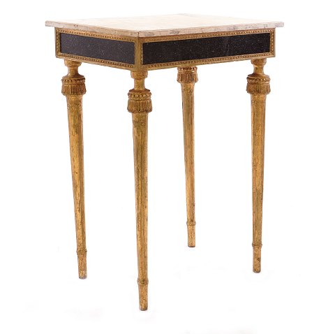 Gustavianische Konsole mit marmorierter 
Holzplatte. Schweden um 1780-1800. H: 78cm. 
Platte: 55x41cm