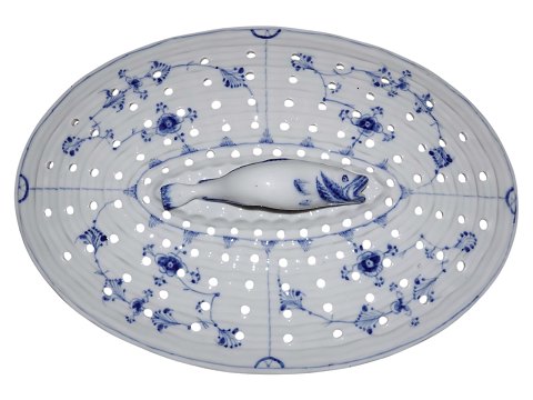 Blue Fluted PlainRare fish strainer with a fish figurine from around 1850
