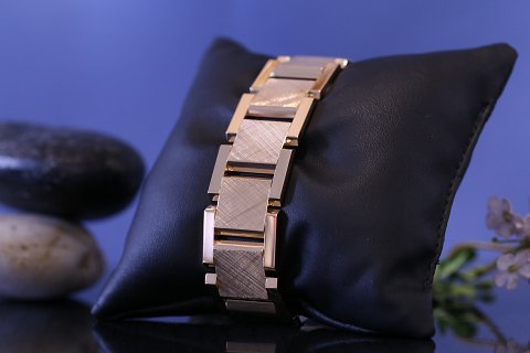 Wide block gold bracelet, 14 carat gold, with 3 rows and engravings. Stamped EHS 585.