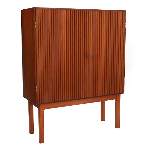 Dansk snedkermester skab i teaktræ med to låger. 
Bag disse hylder og skuffer. Danmark 1950erne. H: 
149cm. B: 120cm. D: 44cm