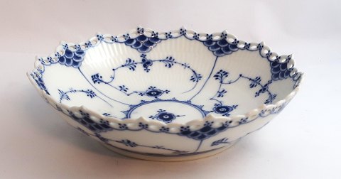 Royal Copenhagen. Musselmalet helblonde. Rund skål. Model 1018. Højde 6 cm. 
Diameter 21 cm. (2 sortering)