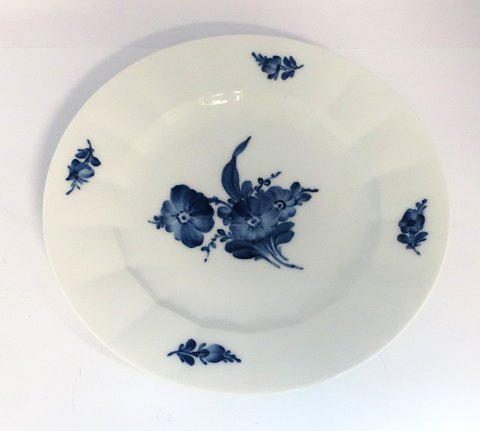 Royal Copenhagen. Blå blomst, kantet. Tallerken. Model 8549. Diameter 25,5 cm. 
(1 sortering)