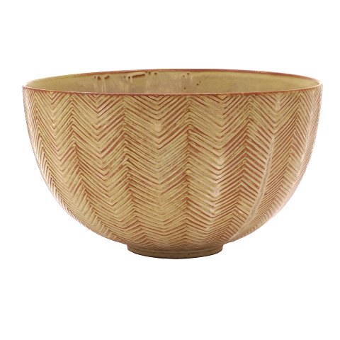 Axel Salto for Royal Copenhagen stoneware bowl 
20176. H: 14cm. D: 24cm