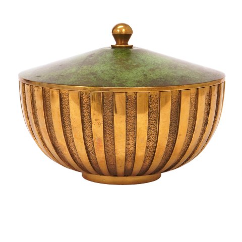 Tinos bronze lågskål med riflet korpus og 
grønpatineret låg. H: 14cm. D: 18cm