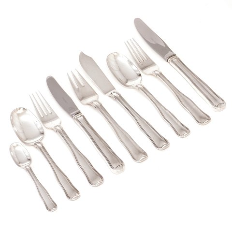 Georg Jensen Sterlingsilber Besteck Old Danish für 
12 Personen + Fischbesteck für sechs Personen + 10 
Vorlegeteile. Insgesamt 106 Teile. Design von 
Harald Nielsen 1947
