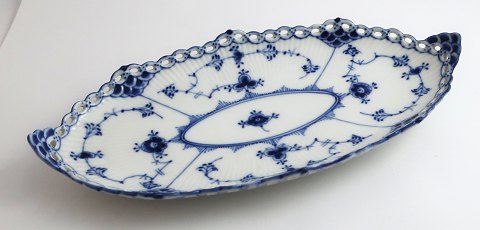 Royal Copenhagen. Blue fluted, full lace. Pickle dish. Model 1115. Length 24,5 
cm. (3 quality).