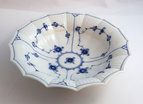 Royal Copenhagen. Musselmalet, riflet. Asiet. Model 142. Diameter 21 cm. (1 
sortering). Produceret før 1923.