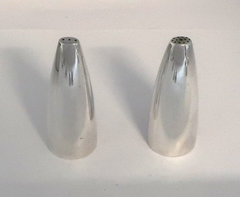 Georg Jensen. Sterling sølv (925). Salt & peber. Henning Koppel. Model 1102. 
Højde 8 cm
