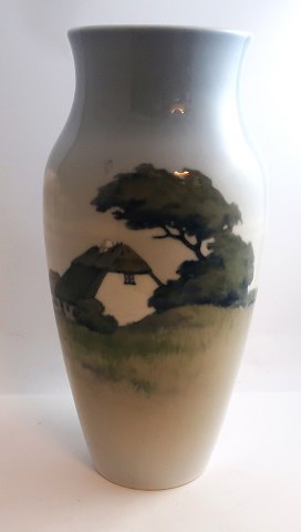 Royal Copenhagen. Porcelæns vase med bondegård. Model 2600/137. Højde 32 cm. (1 
sortering)