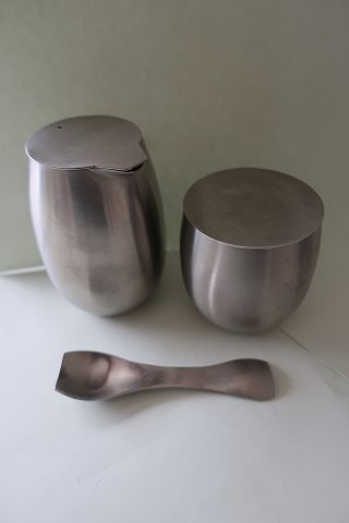 Bodum, DenmarkSet for sugar and milkBoth are with a lidMade of stainless steelThe very beautiful designed sugar spoon is includedDesign: C. Jørgensen, DenmarkIn a good condition