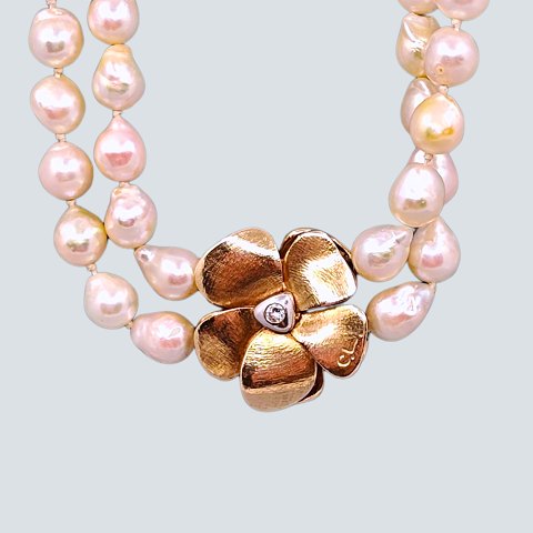 Ole Lynggaard, Charlotte Lynggaard; Clasp of 14k gold set with a diamonds, and pearl chain