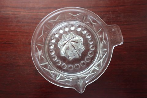 An old  lemon squeezer made of glassBeautiful decorationsOne of the good old ones, which works goodDiam.: 12,5cmIn a good condition