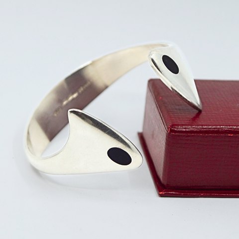 Bent Gabrielsen for Hans Hansen; Armring i sterling sølv med emalje, nr. 213E