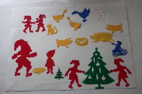 De gode, sjove julemotiver, som vi havde på vinduerneJulemotiverne, klæber direkte på vinduer/køleskab o.l., kun ved den fugt, som er derDe er nemme at fjerne igen33 motiver inkl. remsen med sammensatte motiverFra 1950
