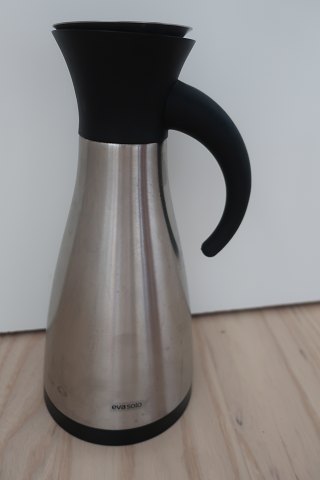 Termokande Eva Solo
1,1L H: 28cm
Rustfrit stål både udvendig og indvendig
Drypfri og brudsikker (iflg. producenten)