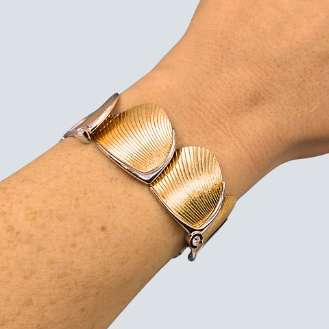 Ole Lynggaard; Bracelet in 14k gold and white gold, set with four diamonds