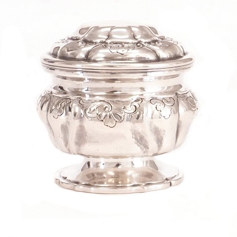 Small Danish silver bonbonniere by A. Michelsen, Copenhagen, year 1900. H: 7cm. W: 155gr